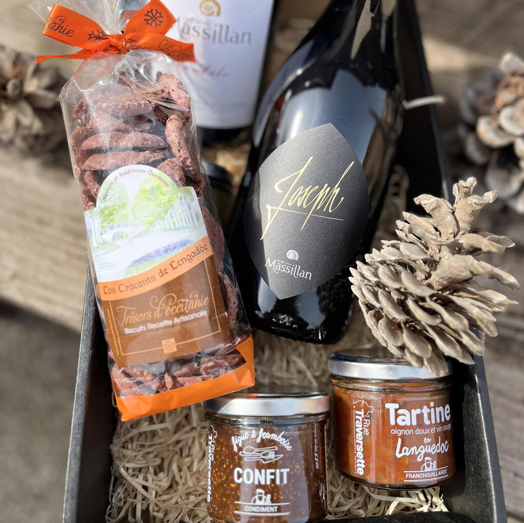 Coffret cadeau du Domaine Massillan comprenant deux bouteilles de vin bio, biscuits artisanaux Crocants de l’Engadoc, confit et tartinade de Languedoc, présenté dans un écrin en bois avec décor naturel. Tous nos coffrets sont personnalisables.