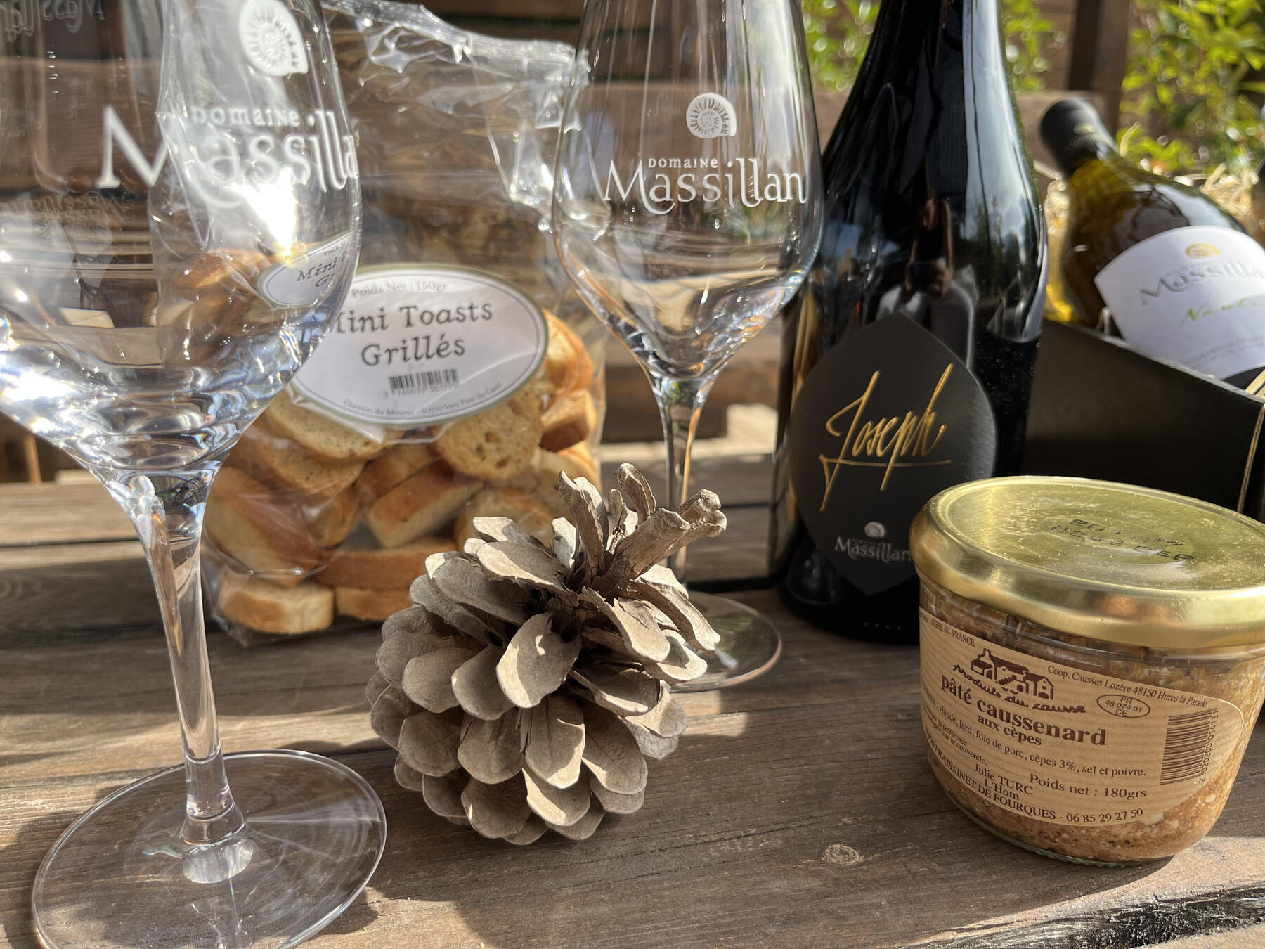 Coffret cadeau vins bio et délices du terroir - Art de vivre et authenticité Dégustation terroir : cuvée Joseph, toasts croustillants et terrine caussenard artisanale, coffret élégant en arrière-plan. Photo non contractuelle